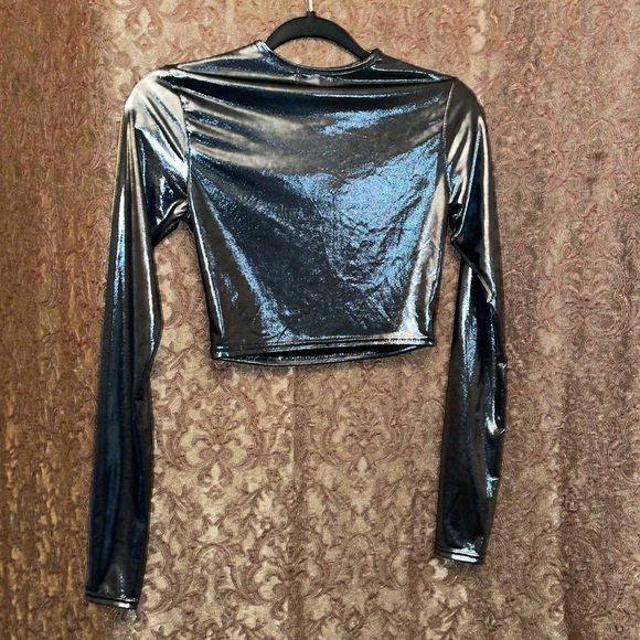 NWT PrettyLittleThing Silver Metallic Fitted Crop Blouse. Size 2. - Picture 2 of 5